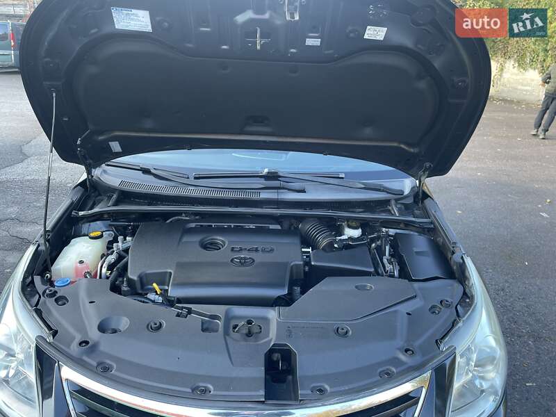 Универсал Toyota Avensis 2011 в Обарове