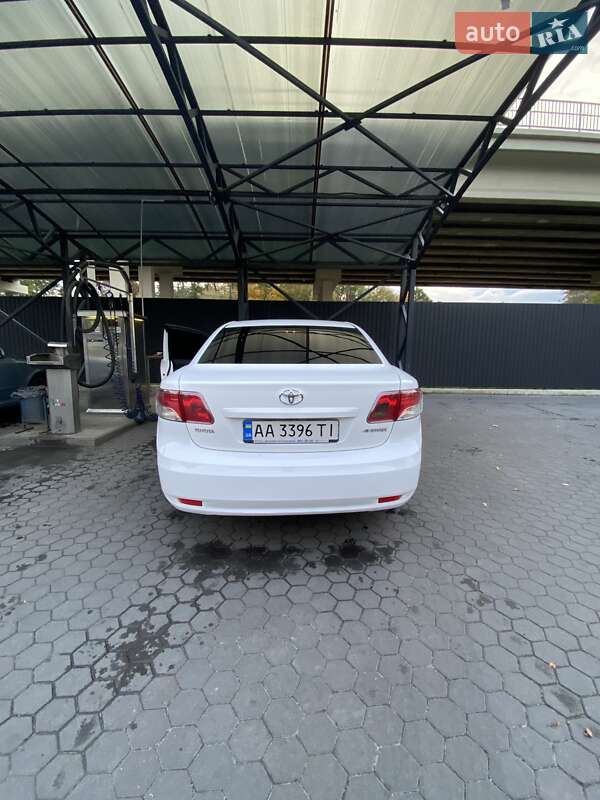Седан Toyota Avensis 2011 в Киеве