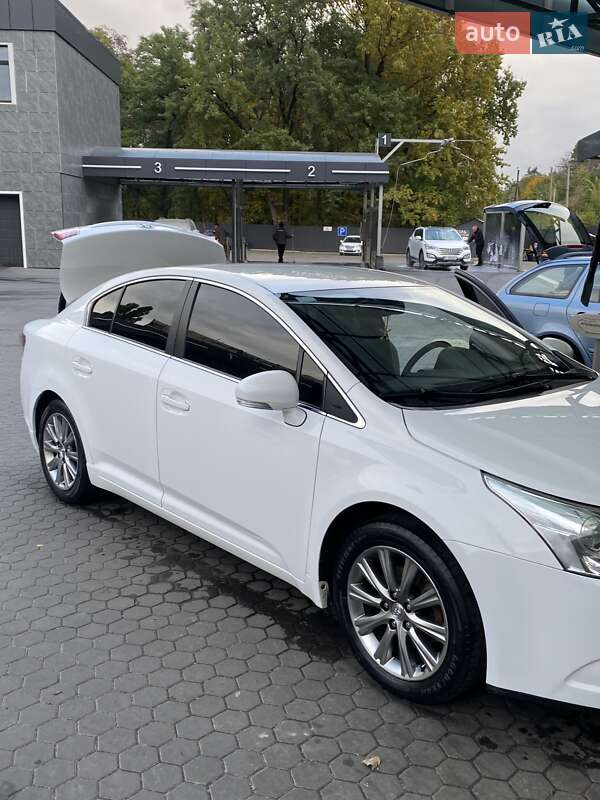 Седан Toyota Avensis 2011 в Киеве