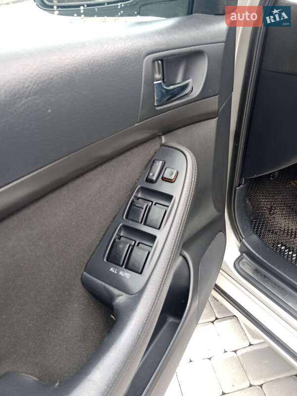 Седан Toyota Avensis 2003 в Львові