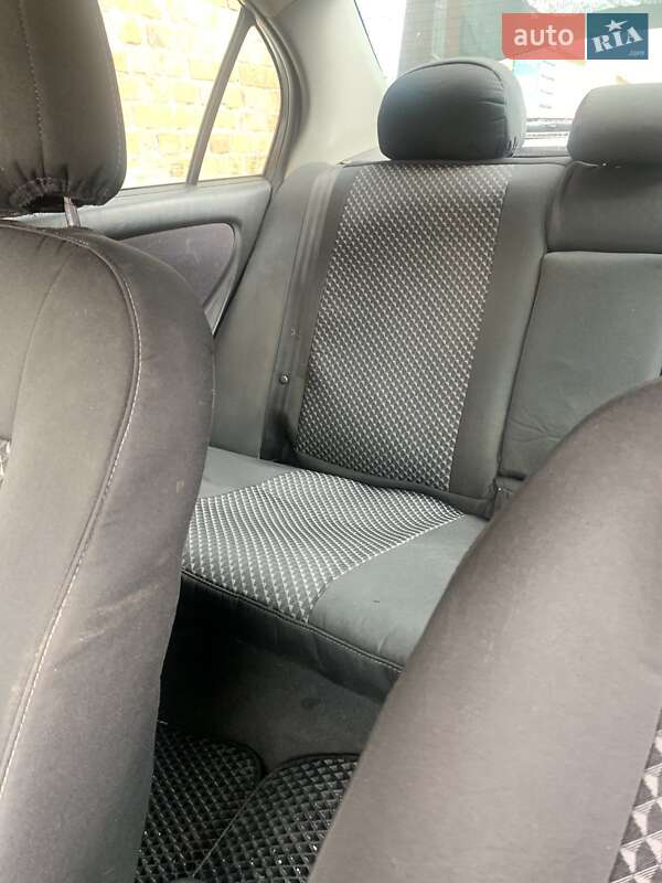 Седан Toyota Avensis 2001 в Джулинке