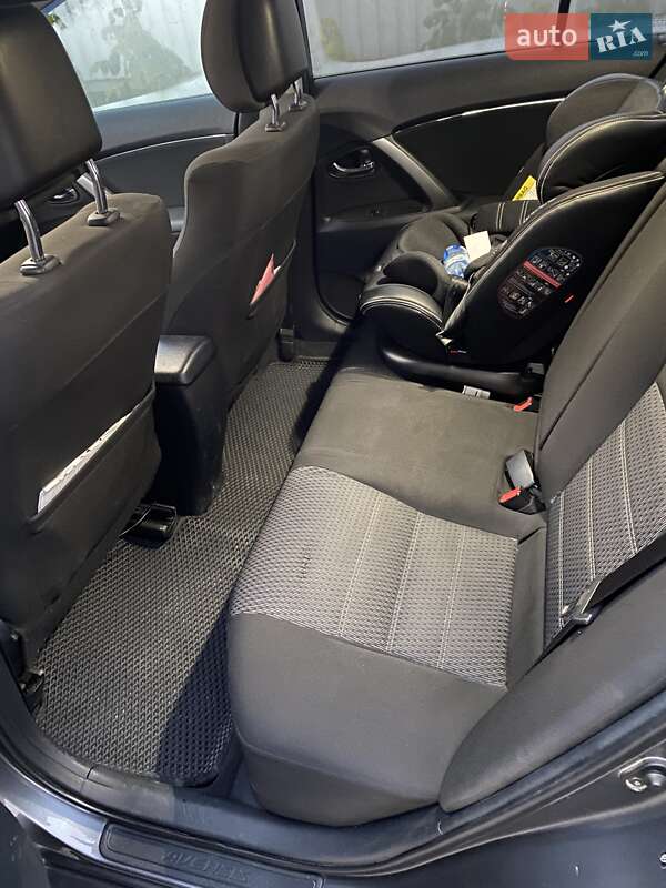 Універсал Toyota Avensis 2011 в Тернополі