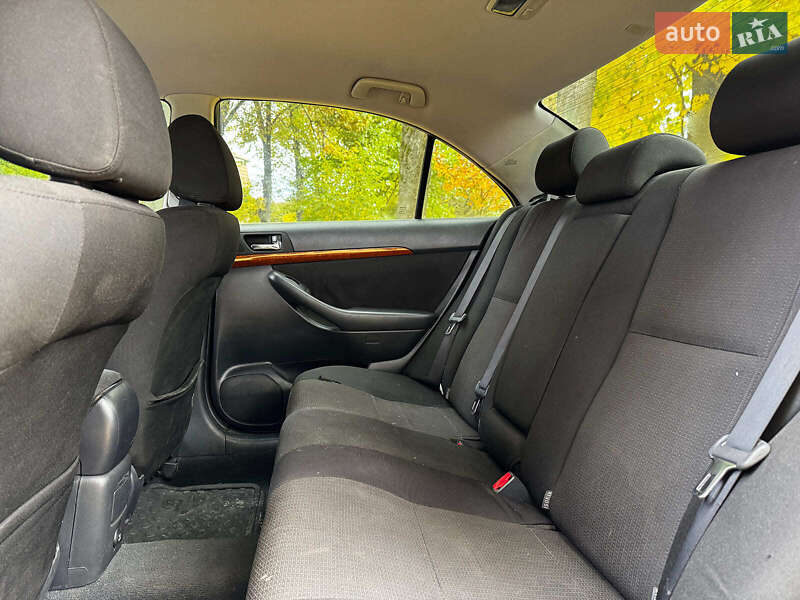 Седан Toyota Avensis 2008 в Киеве