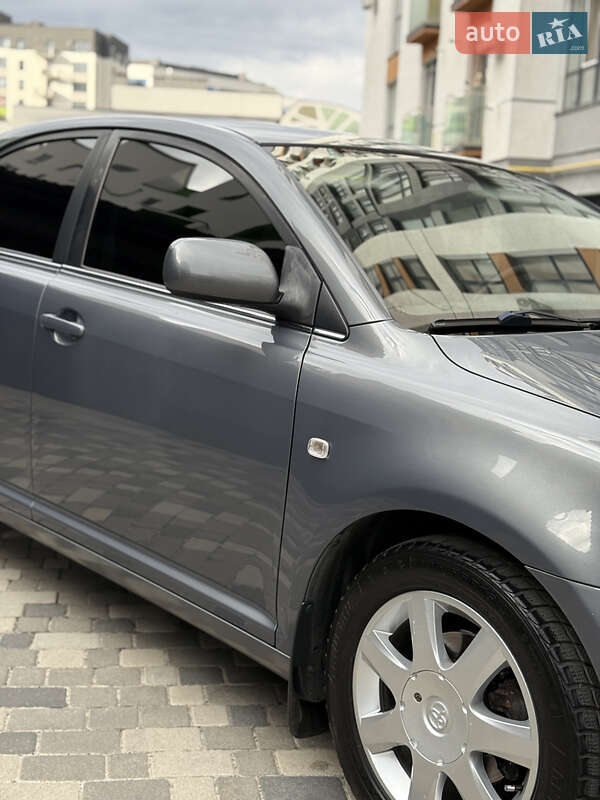 Лифтбек Toyota Avensis 2004 в Ивано-Франковске