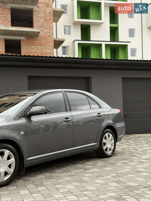 Лифтбек Toyota Avensis 2004 в Ивано-Франковске