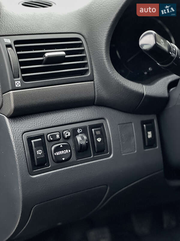 Лифтбек Toyota Avensis 2004 в Ивано-Франковске