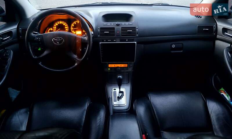 Седан Toyota Avensis 2005 в Гадяче