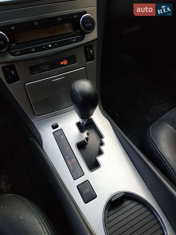 Седан Toyota Avensis 2012 в Кривом Роге