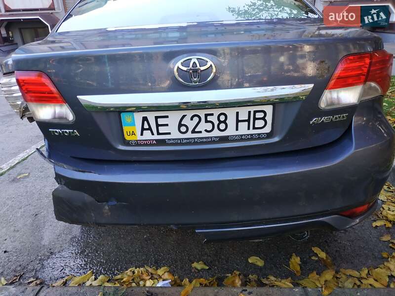 Седан Toyota Avensis 2012 в Кривом Роге