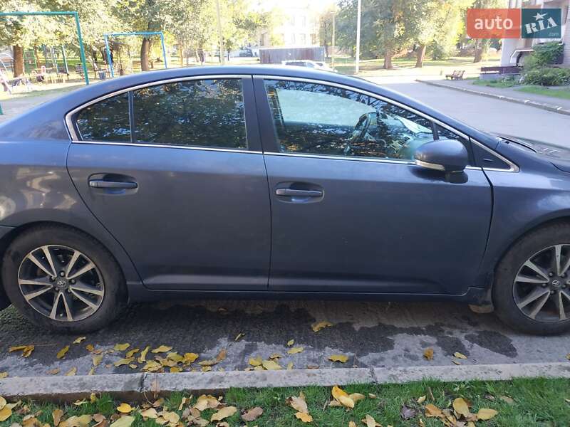 Седан Toyota Avensis 2012 в Кривом Роге