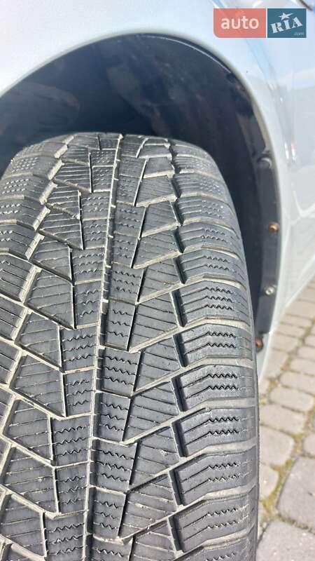 Седан Toyota Avensis 2012 в Львове