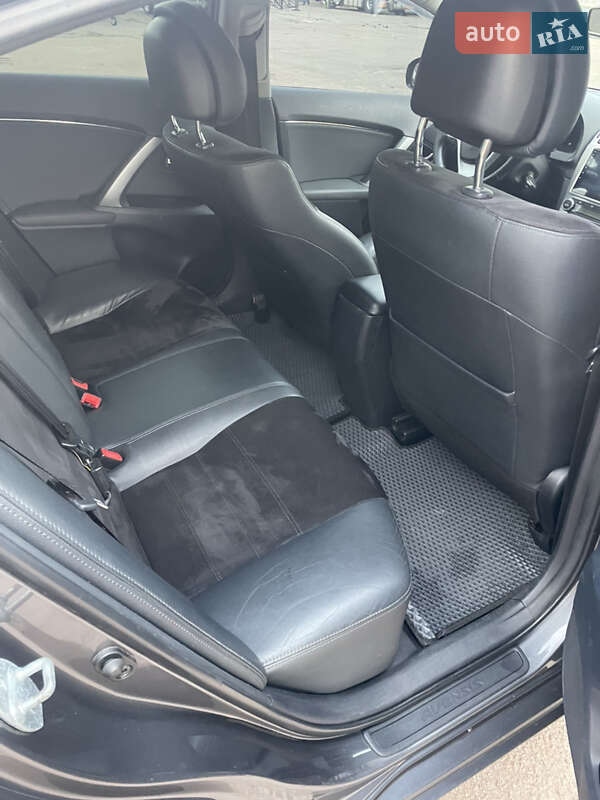 Седан Toyota Avensis 2012 в Києві