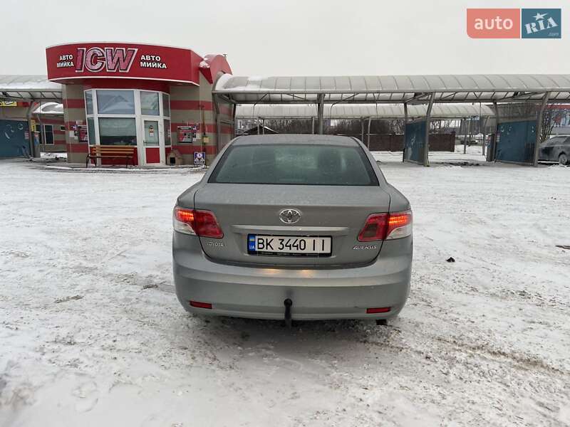 Седан Toyota Avensis 2010 в Костополе