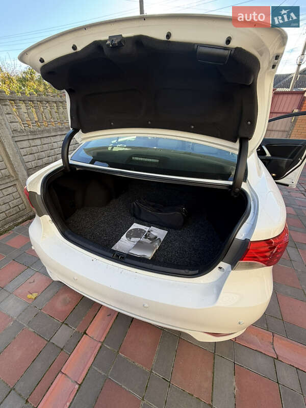 Седан Toyota Avensis 2012 в Виннице