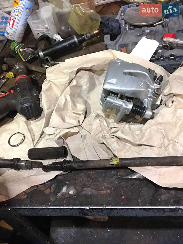 Седан Toyota Avensis 2004 в Киеве