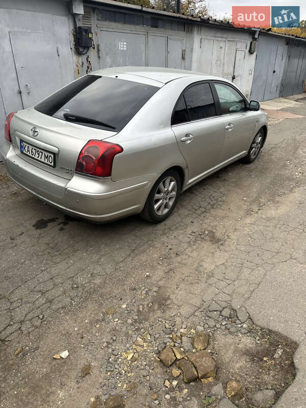 Седан Toyota Avensis 2004 в Киеве