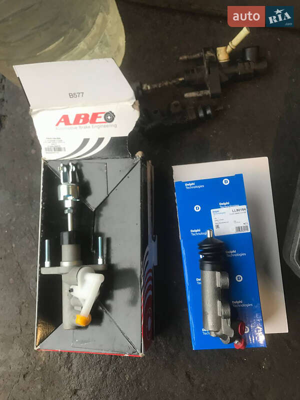 Седан Toyota Avensis 2004 в Киеве