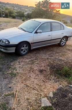 Седан Toyota Avensis 2000 в Побужском