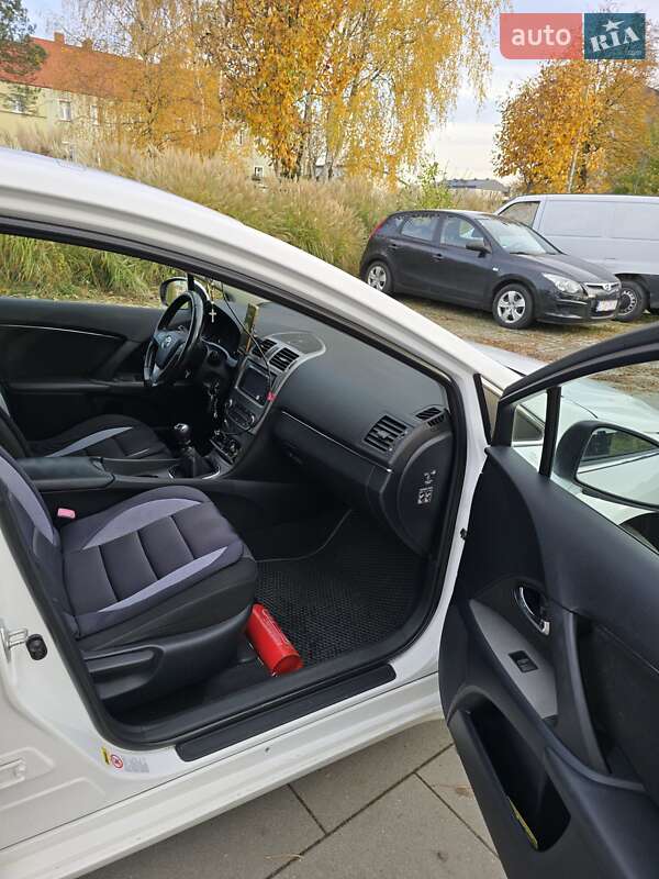 Универсал Toyota Avensis 2011 в Львове