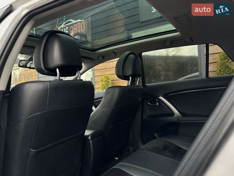 Универсал Toyota Avensis 2013 в Шептицькому