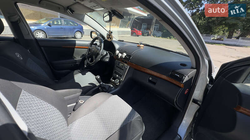 Седан Toyota Avensis 2008 в Чернигове