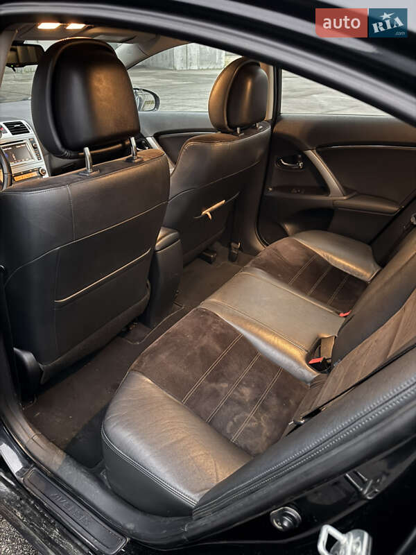 Седан Toyota Avensis 2012 в Киеве