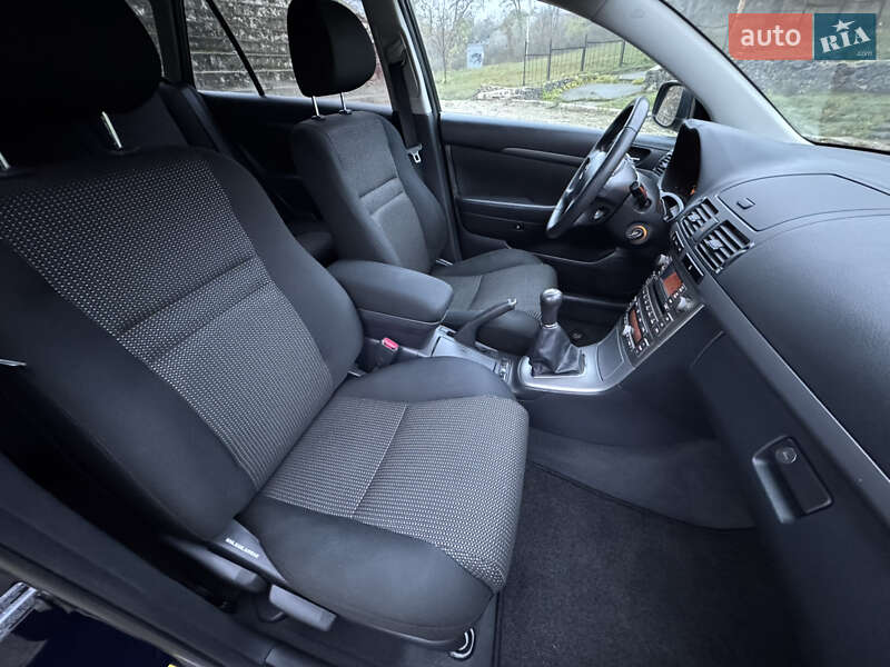 Універсал Toyota Avensis 2006 в Полтаві