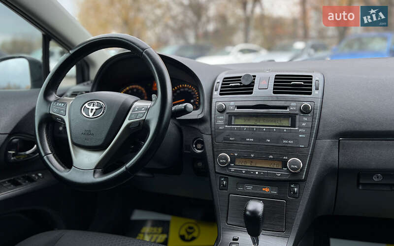 Седан Toyota Avensis 2008 в Львове