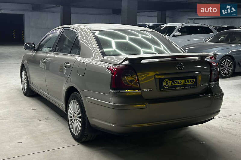 Седан Toyota Avensis 2006 в Черновцах