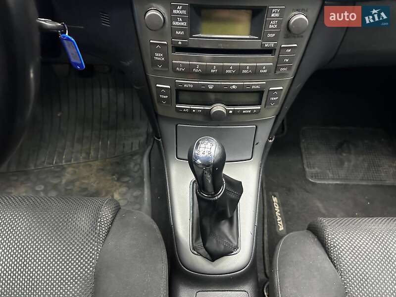 Седан Toyota Avensis 2006 в Черновцах