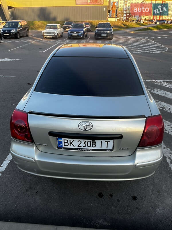 Седан Toyota Avensis 2005 в Ровно