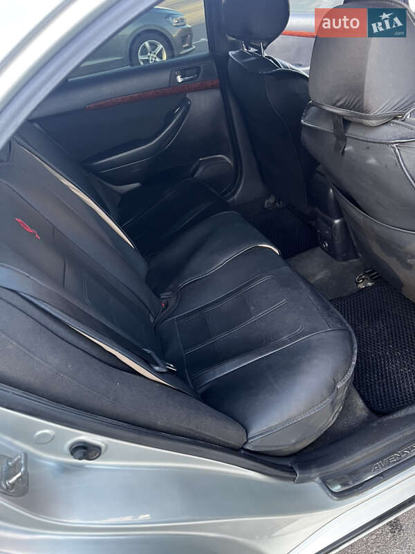 Седан Toyota Avensis 2005 в Ровно