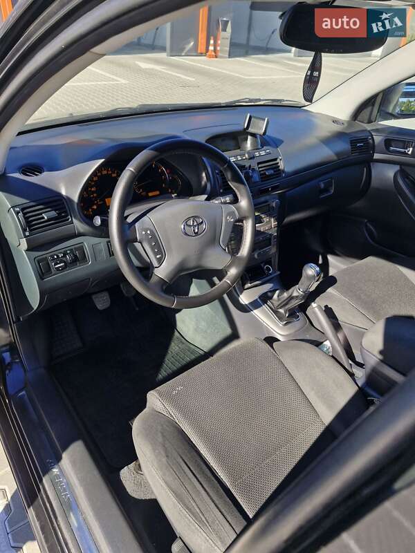 Седан Toyota Avensis 2005 в Виннице