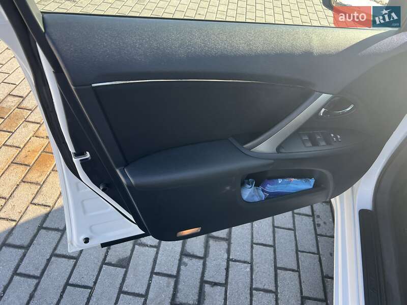 Седан Toyota Avensis 2012 в Львове