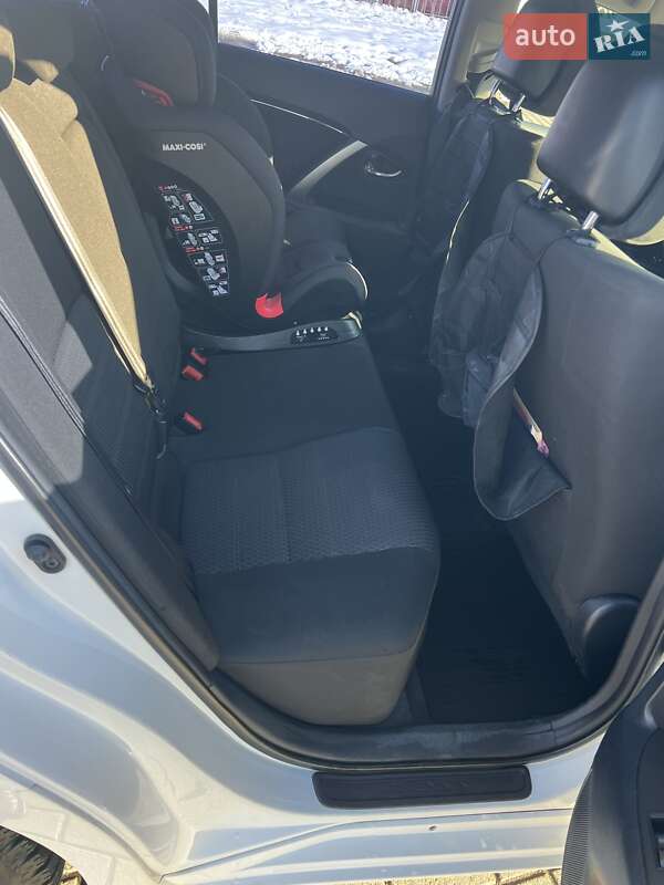 Седан Toyota Avensis 2012 в Львове