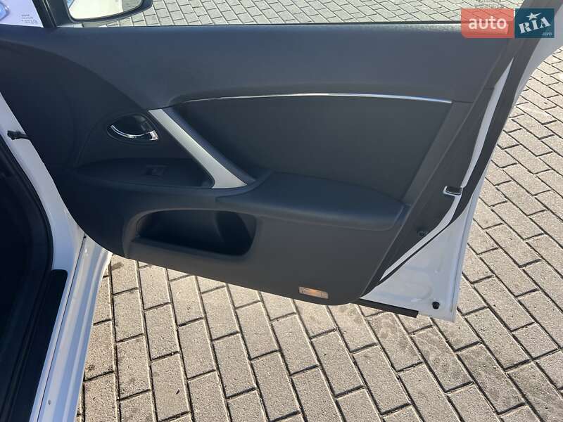 Седан Toyota Avensis 2012 в Львове