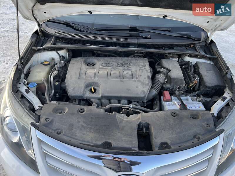 Седан Toyota Avensis 2012 в Львове