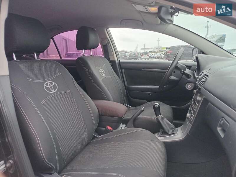 Седан Toyota Avensis 2008 в Львове