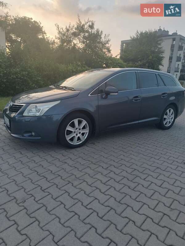Универсал Toyota Avensis 2010 в Хырове