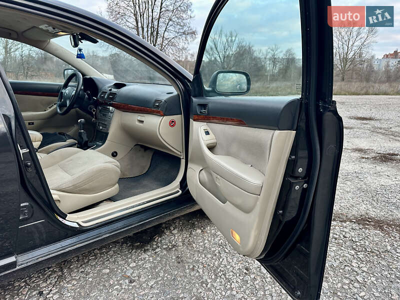 Седан Toyota Avensis 2004 в Сумах