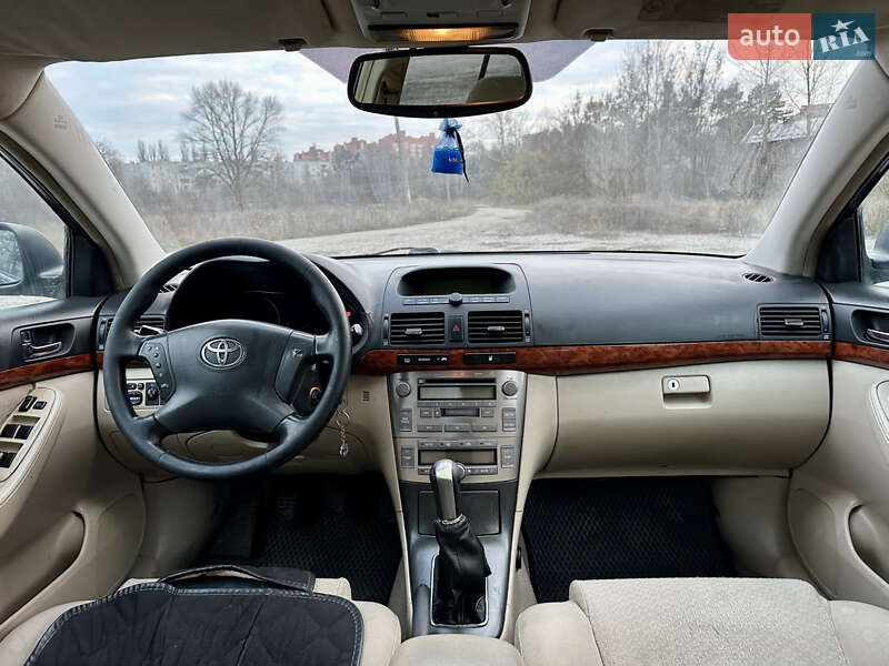 Седан Toyota Avensis 2004 в Сумах