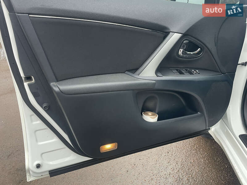 Седан Toyota Avensis 2013 в Бахмаче