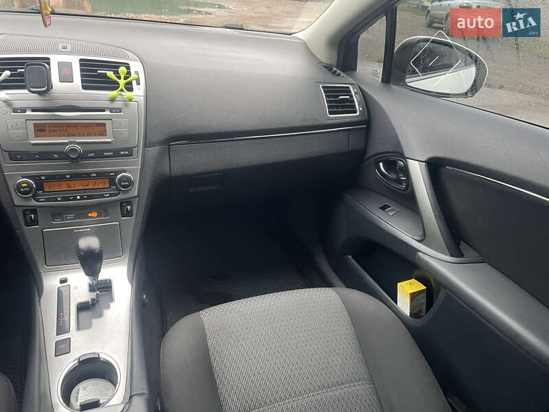 Седан Toyota Avensis 2013 в Бахмаче