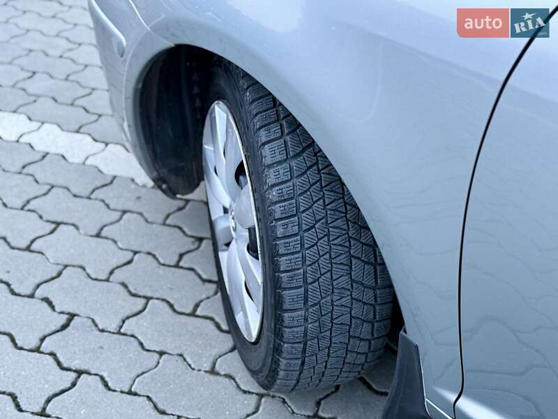 Седан Toyota Avensis 2008 в Львові