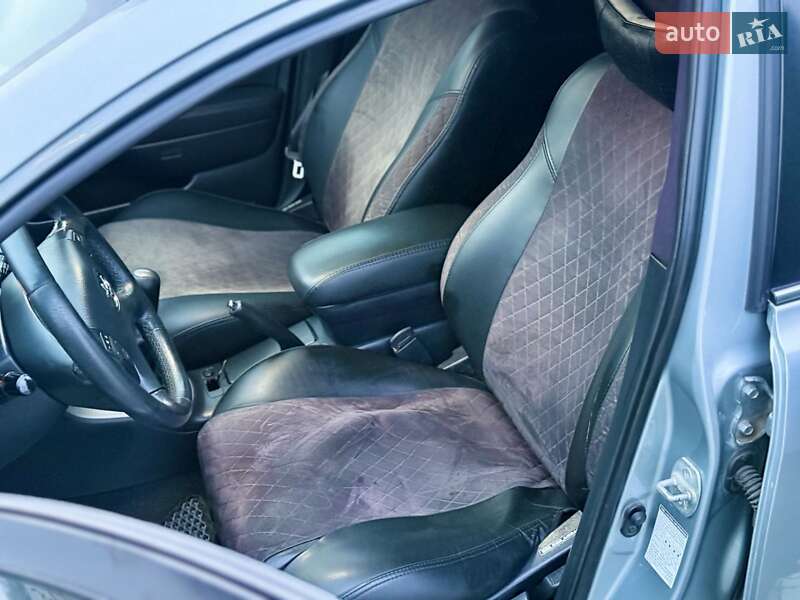 Седан Toyota Avensis 2008 в Львові