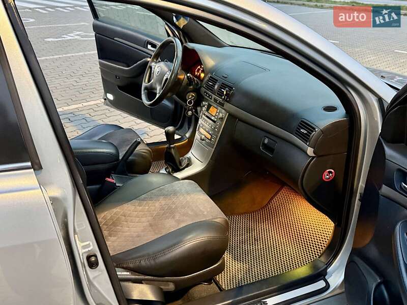 Седан Toyota Avensis 2008 в Львові