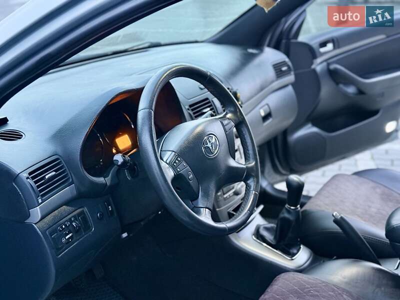 Седан Toyota Avensis 2008 в Львові