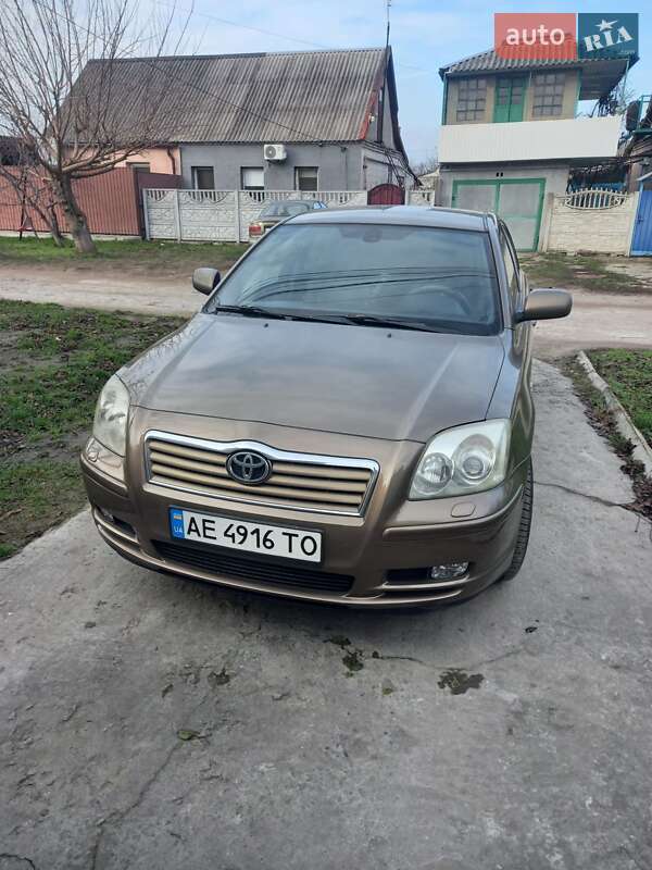 Лифтбек Toyota Avensis 2003 в Каменском