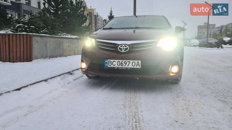 Седан Toyota Avensis 2012 в Львове