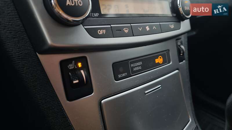 Седан Toyota Avensis 2012 в Львове